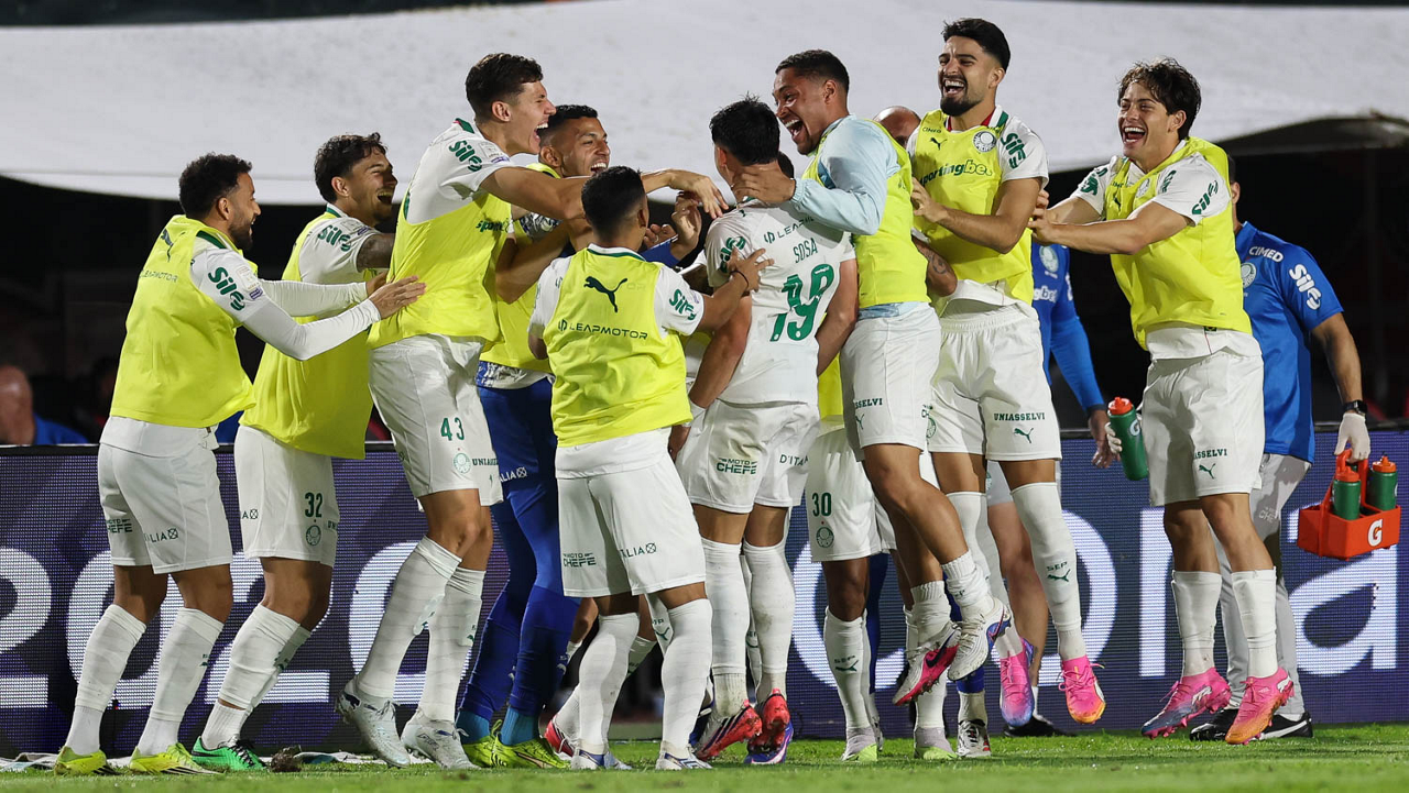 O jogador Ramón Sosa, da SE Palmeiras, comemora seu gol contra a equipe do EC Vitória, durante partida válida pela vigésima primeira rodada, do Campeonato Brasileiro, Série A, no Estádio Barradão.