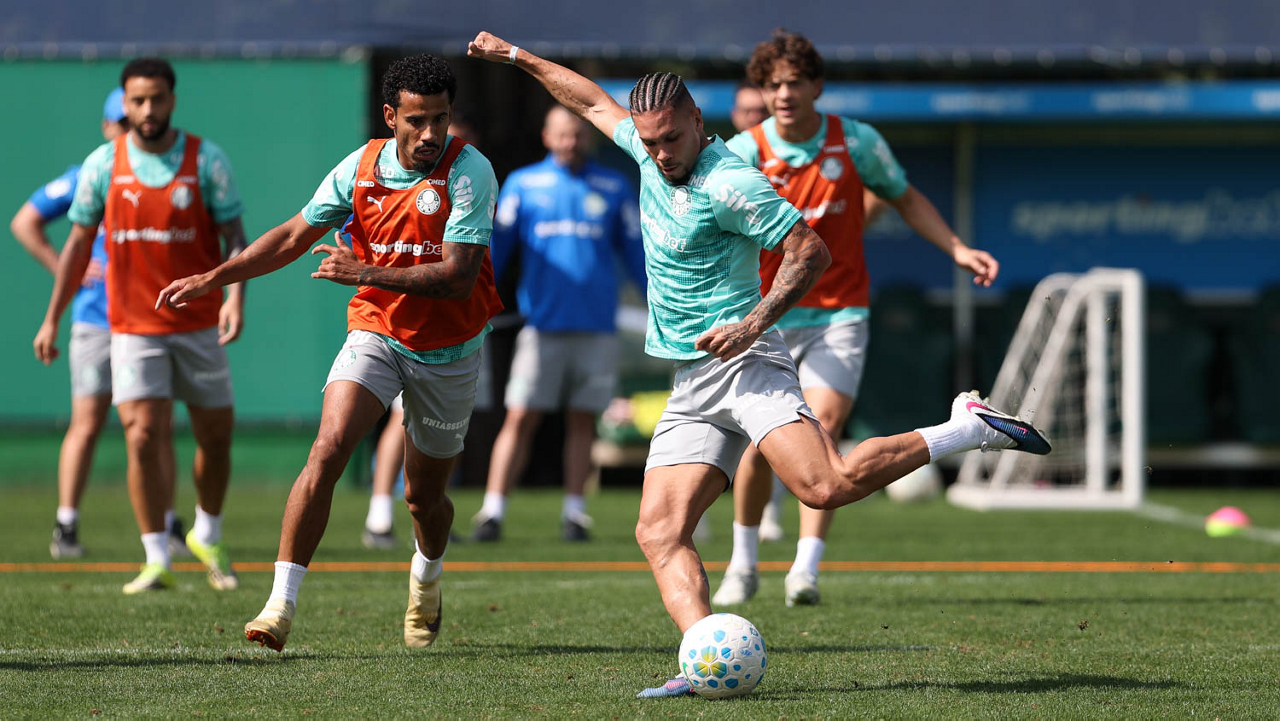 Os jogadores Lucas Evangelista e Paulinho (D), da SE Palmeiras, durante treinamento, na Academia de Futebol.