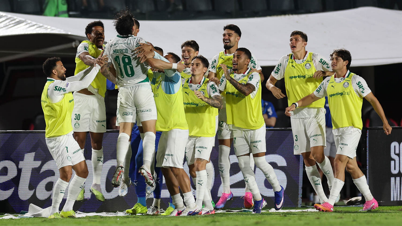 O jogador Mauricio, da SE Palmeiras, comemora seu gol contra a equipe do EC Vitória, durante partida válida pela vigésima primeira rodada, do Campeonato Brasileiro, Série A, no Estádio Barradão.