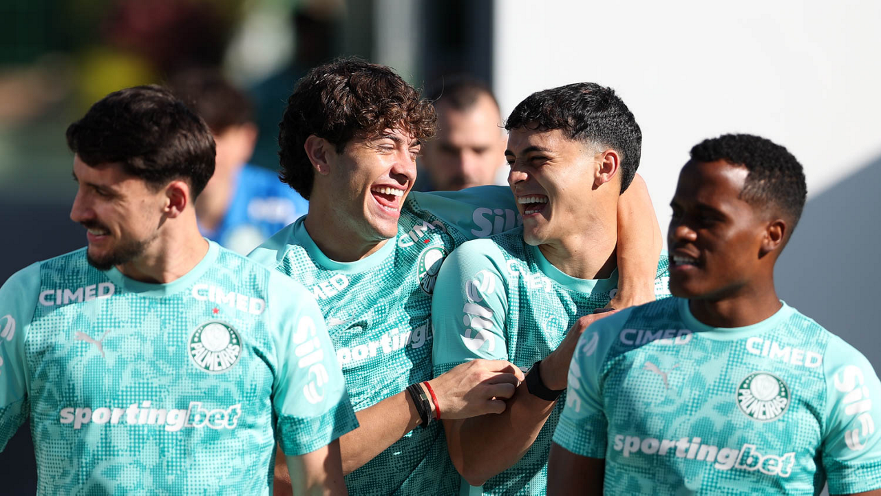 Os jogadores Agustín Giay e Ramón Sosa (D), da SE Palmeiras, durante treinamento, na Academia de Futebol.