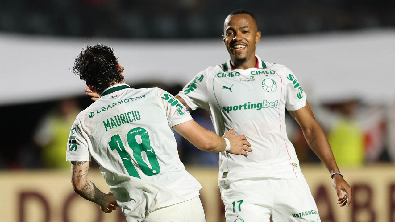 O jogador Mauricio, da SE Palmeiras, comemora seu gol contra a equipe do EC Vitória, durante partida válida pela vigésima primeira rodada, do Campeonato Brasileiro, Série A, no Estádio Barradão.