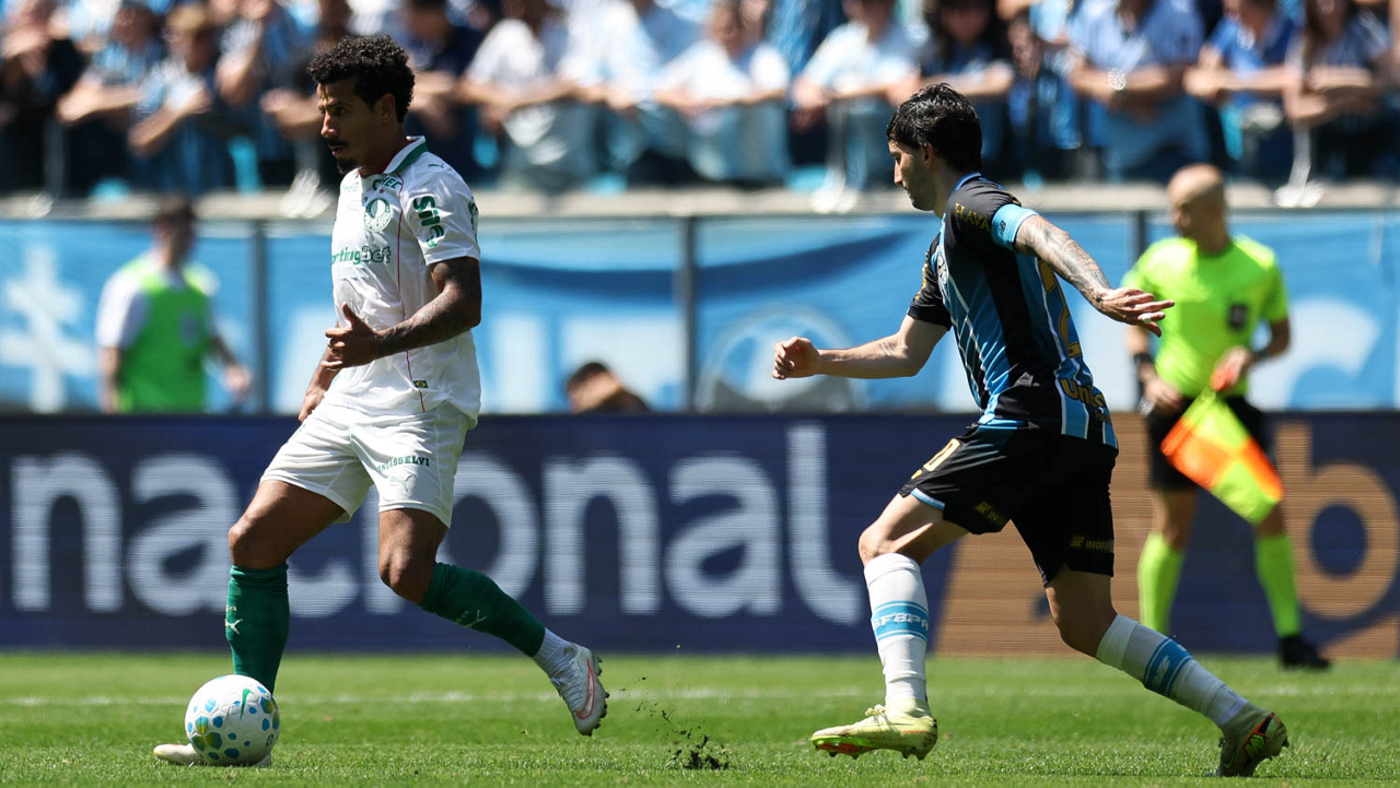 O jogador Lucas Evangelista, da SE Palmeiras, disputa bola com o jogador do Grêmio FBPA, durante partida válida pela vigésima oitava rodada, do Campeonato Brasileiro, Série A, na Arena do Grêmio.